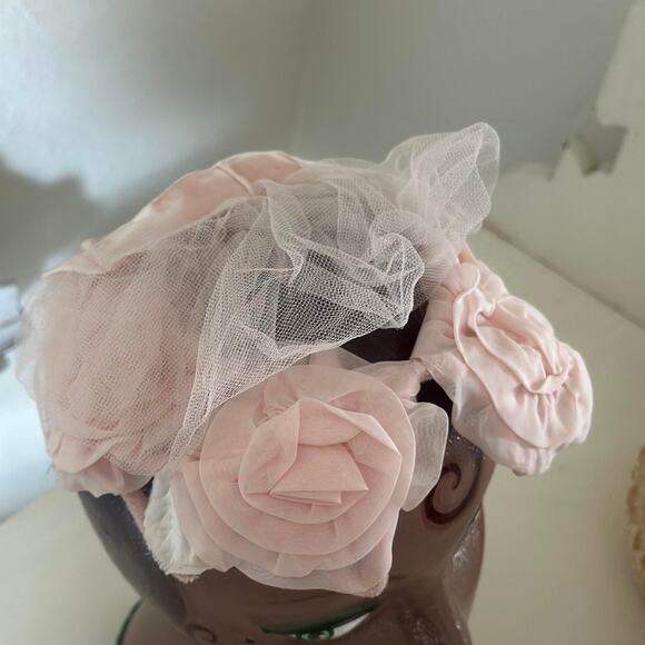 Vintage 1950s PINK ROSE FLORAL FASCINATOR HAT WOMENS TULLE VEIL VELVET HEADPIECE - Picture 2 of 3